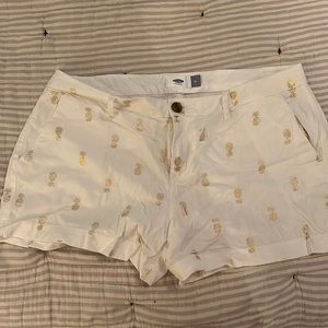 Size 10 old navy linens shorts,white with gold pineapples. Excellent condition.